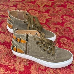 Blowfish size 7.5 shoes